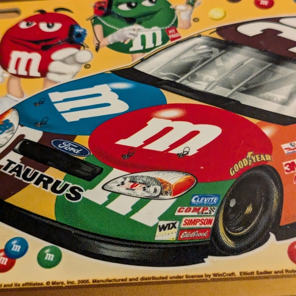 2005 Elliott Sadler M&M's Plastic License Plate Yellow - Picture 4 of 6